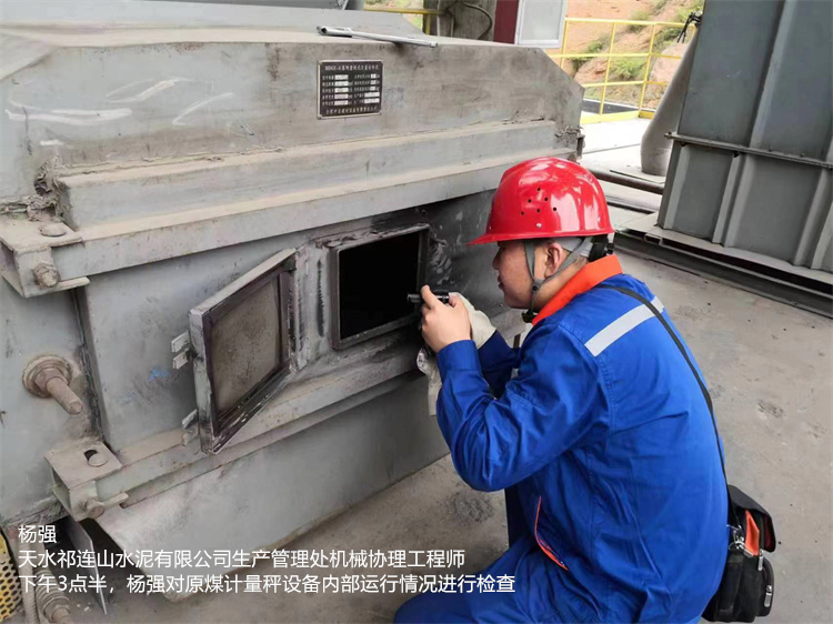 杨强  天水祁连山云顶集团3118有限公司 生产管理处机械协理工程师  下午3点半 杨强对原煤计量秤设备内部运行情况进行检查.jpg